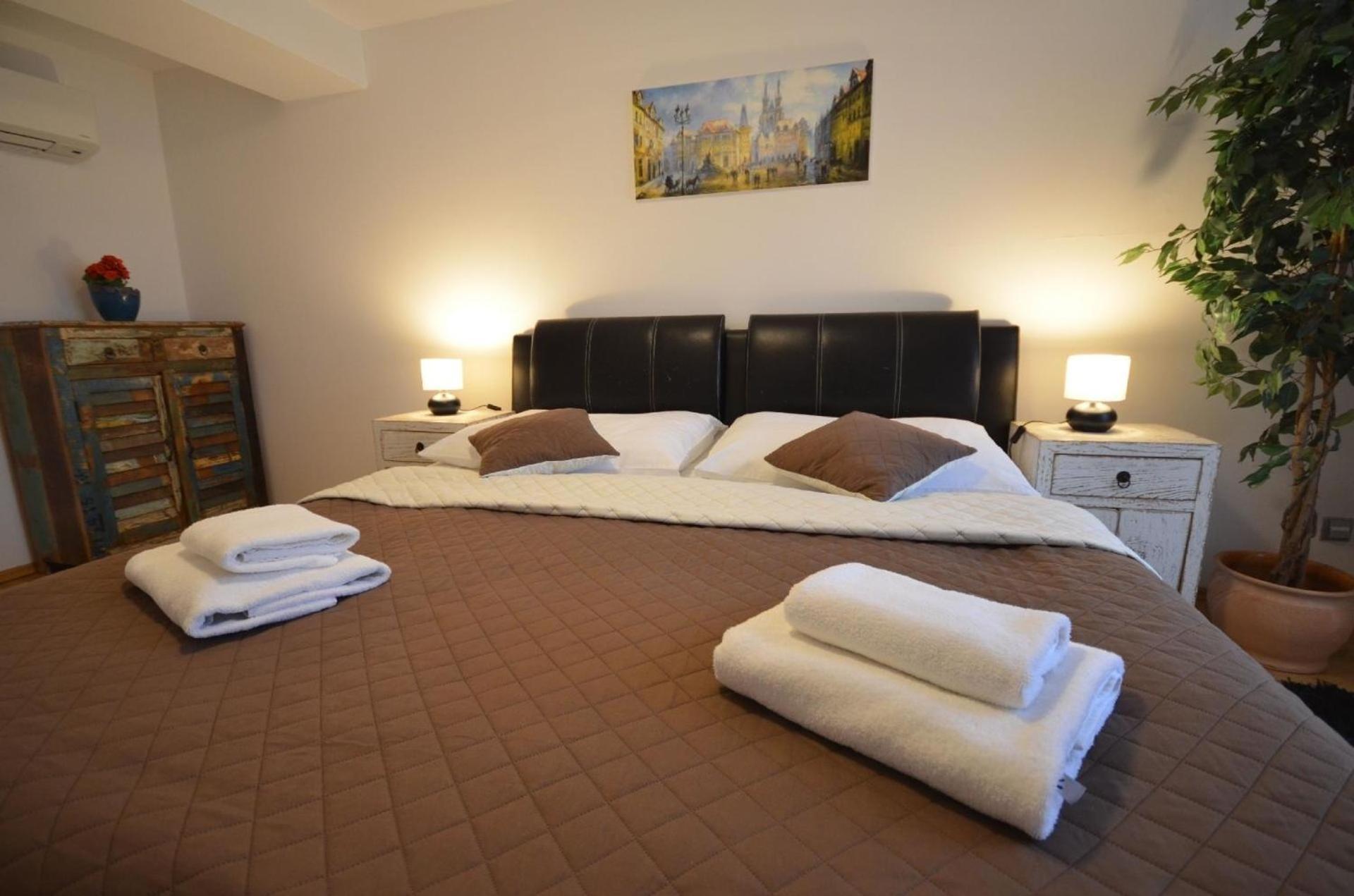 Dachgeschosswohnung Josefov Fuer 8 Personen In Prag Appartamento *